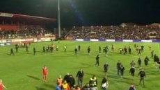 Futbol matçında azarkeşlər meydana girib, referinin avtomobili yandırılıb - VİDEO - FOTO