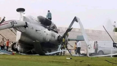 Liviyada içi pulla dolu helikopter stadiona düşdü