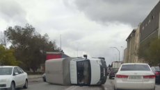 Güclü külək Bakıda yük avtomobilini aşırıb