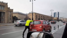 Yol polisi yolda qalan sürücü üçün görün nə etdi  - VİDEO