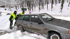 Yol polisləri qarda qalan sürücülərə belə kömək etdilər  - FOTO