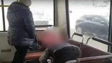 Sürücü avtobusda namaz qıldı - VİDEO 