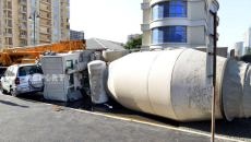 Bakıda betonqarışdıran maşın avtomobilin üzərinə aşıb, yaralananlar var   - FOTO