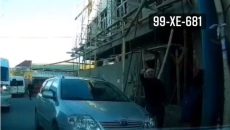 Yolu kəsən sürücü “sürmürəm” deyib çıxıb getdi - 99-XE-681   - VİDEO