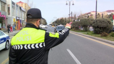 Yol polisi kəmərə görə saxladığı sürücünün maşınından narkotik tapdı 