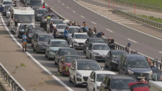 İki ölkənin sərhədində 22 km tıxac yarandı, heç kimi zolağı pozmadı 