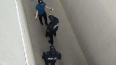 Polis azarkeşi tribunadan QOVDU: “Səs-küy salırsan” - FOTO 