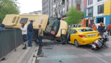 Qorxunc qəza: Sərnişinlərlə dolu mikroavtobus taksinin üzərinə aşdı - VİDEO 