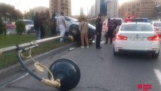 Bakıda QƏZA: Maşın əvvəlcə betona, sonra dirəyə ÇIRPILDI - FOTO 