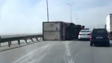 Bakıda külək “TIR”ı aşırıb , sürücüsünün qolu amputasiya edilib