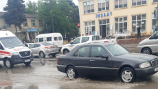 Biləsuvarda yeni istifadəyə verilən yolu su basıb   - FOTO