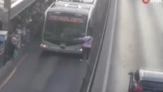 Qəzəbli sərnişin metrobusun yolunu kəsdi - VİDEO 